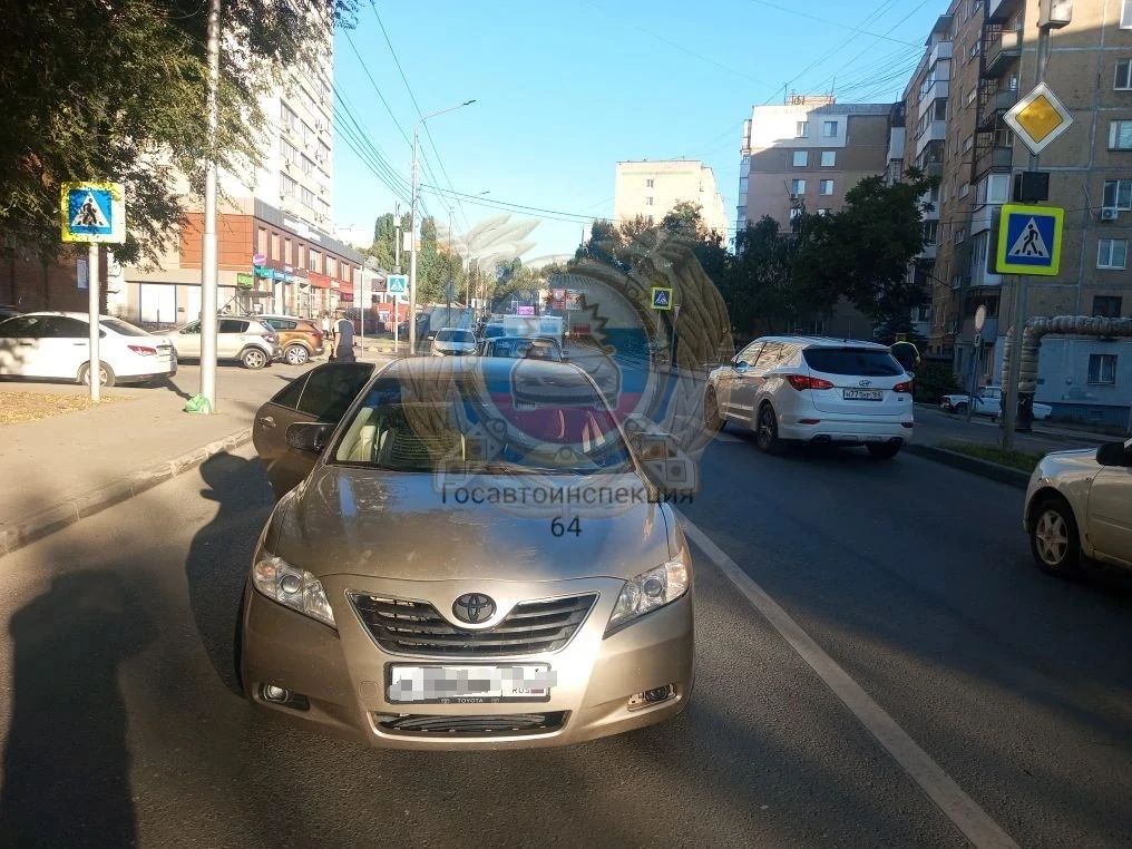 В Саратове иномарка сбила девушку и подростка