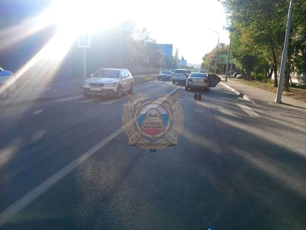 В Саратове иномарка сбила девушку и подростка В Саратове иномарка сбила девушку и подростка