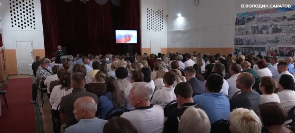 Вячеслав Володин обсудил с жителями Красного Кута ремонт дорог, авиацию и выборы в Госдуму Вячеслав Володин обсудил с жителями Красного Кута ремонт дорог, авиацию и выборы в Госдуму