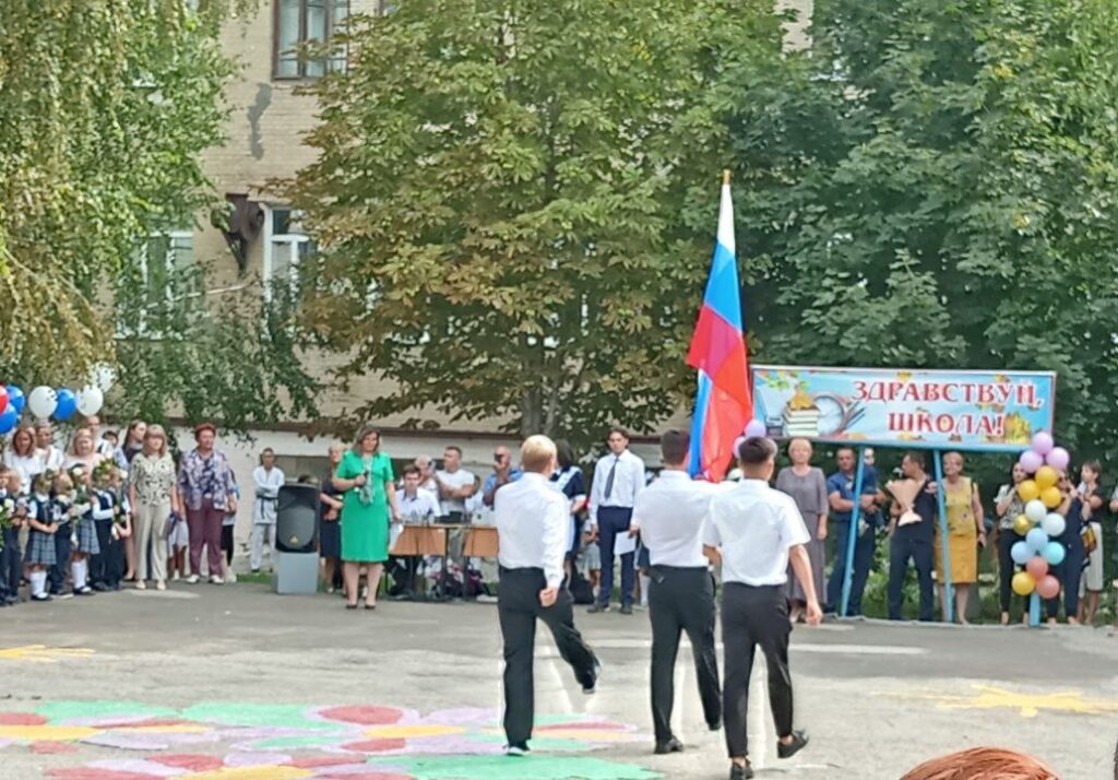 В школах Саратова 1 сентября линейки проведут не для всех школьников