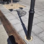 Приствольные круги вокруг деревьев на Волжской закрыли черной геотканью и засыпали щебёнкой Приствольные круги вокруг деревьев на Волжской закрыли черной геотканью и засыпали щебёнкой
