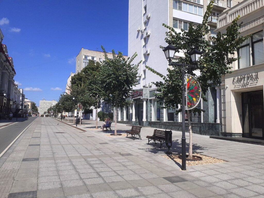 Приствольные круги вокруг деревьев на Волжской закрыли черной геотканью и засыпали щебёнкой Приствольные круги вокруг деревьев на Волжской закрыли черной геотканью и засыпали щебёнкой