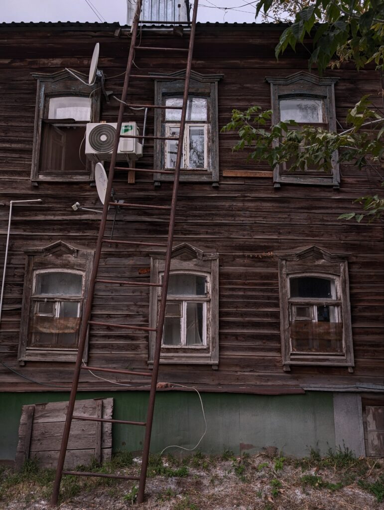 В саратовских двориках обнаружены «образчики деревянной словесности»
