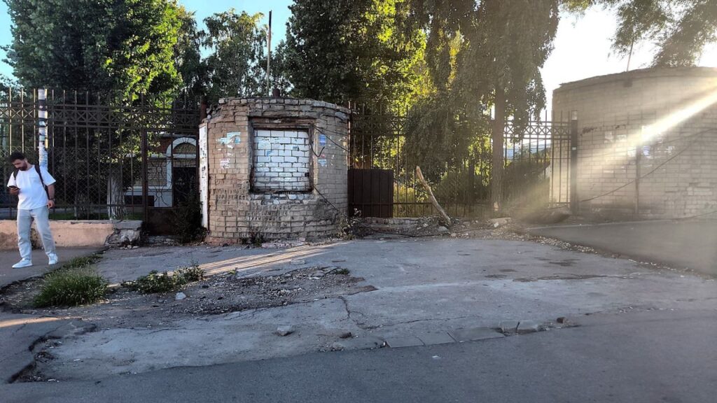 На Привокзальной площади в Саратове сносят ларьки