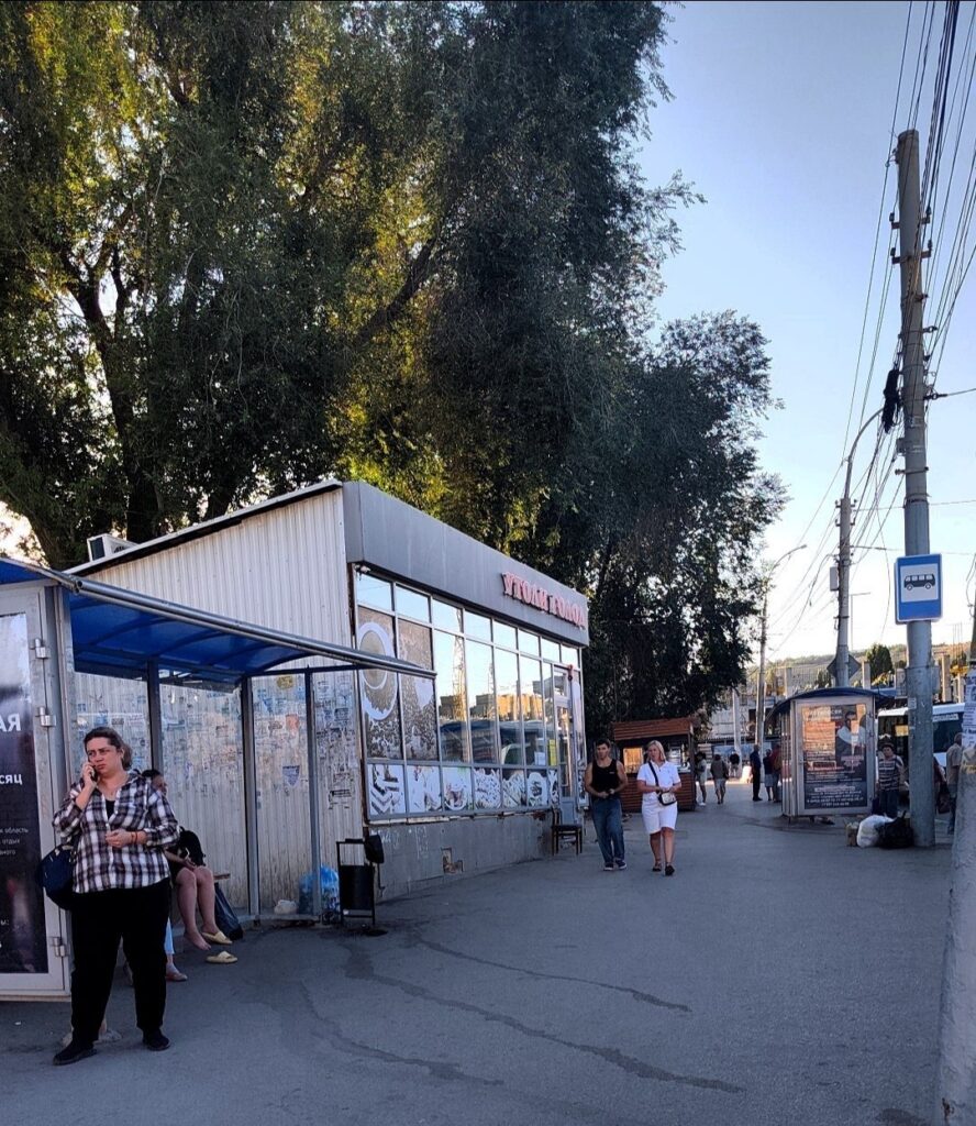 На Привокзальной площади в Саратове сносят ларьки
