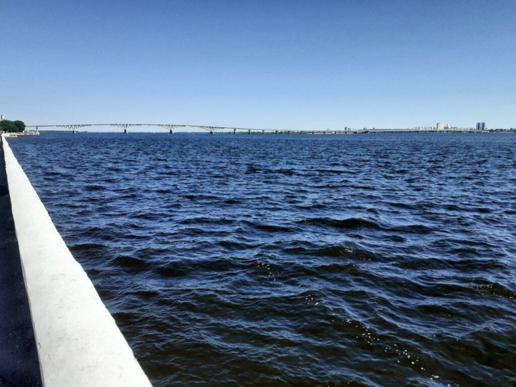 В акватории Набережной Волгу очистили от водорослей и мусора