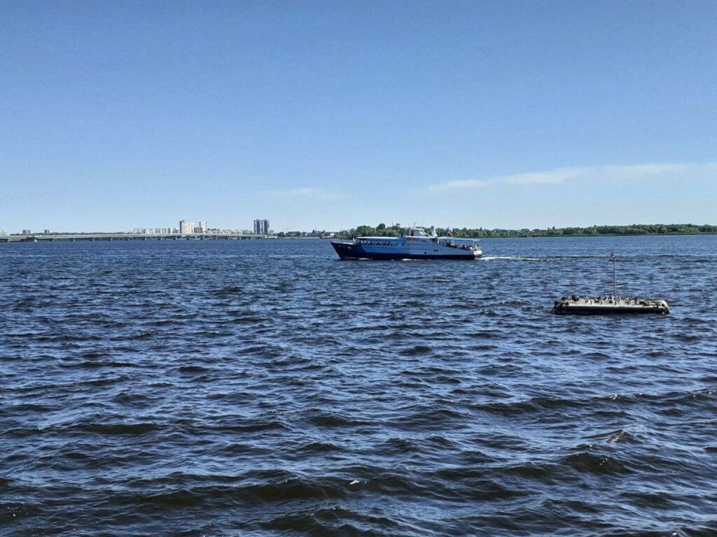 В акватории Набережной Волгу очистили от водорослей и мусора