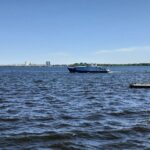 В акватории Набережной Волгу очистили от водорослей и мусора