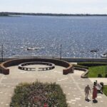 В акватории Набережной Волгу очистили от водорослей и мусора