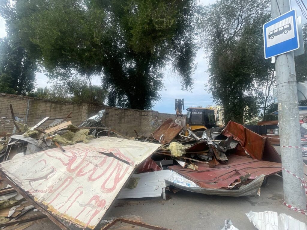 На Привокзальной площади в Саратове демонтируют ларьки