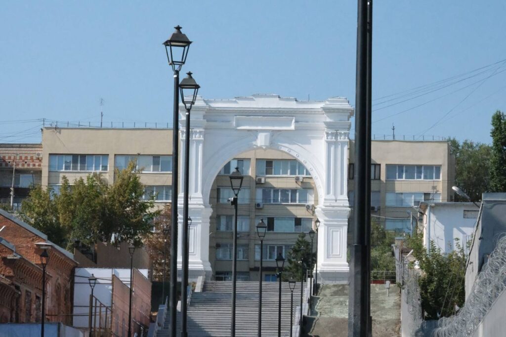 В Саратове готовят к открытию новый спуск к Волге у Триумфальной арки В Саратове готовят к открытию новый спуск к Волге у Триумфальной арки