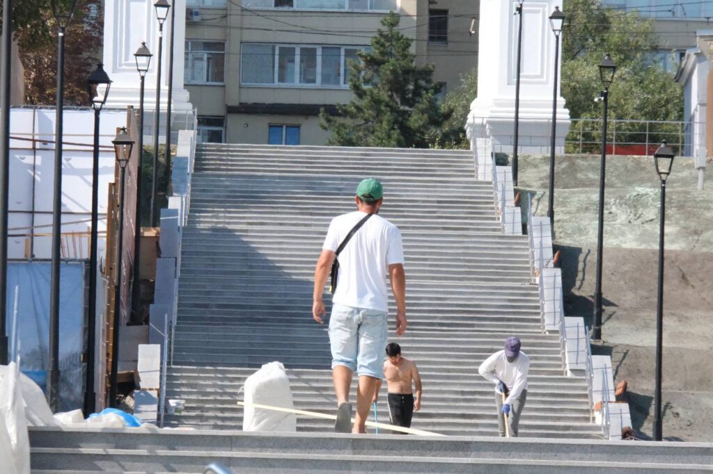 В Саратове готовят к открытию новый спуск к Волге у Триумфальной арки В Саратове готовят к открытию новый спуск к Волге у Триумфальной арки