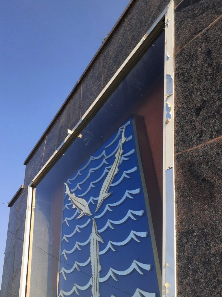 Саратовцы просят обновить герб Саратова на Набережной Космонавтов