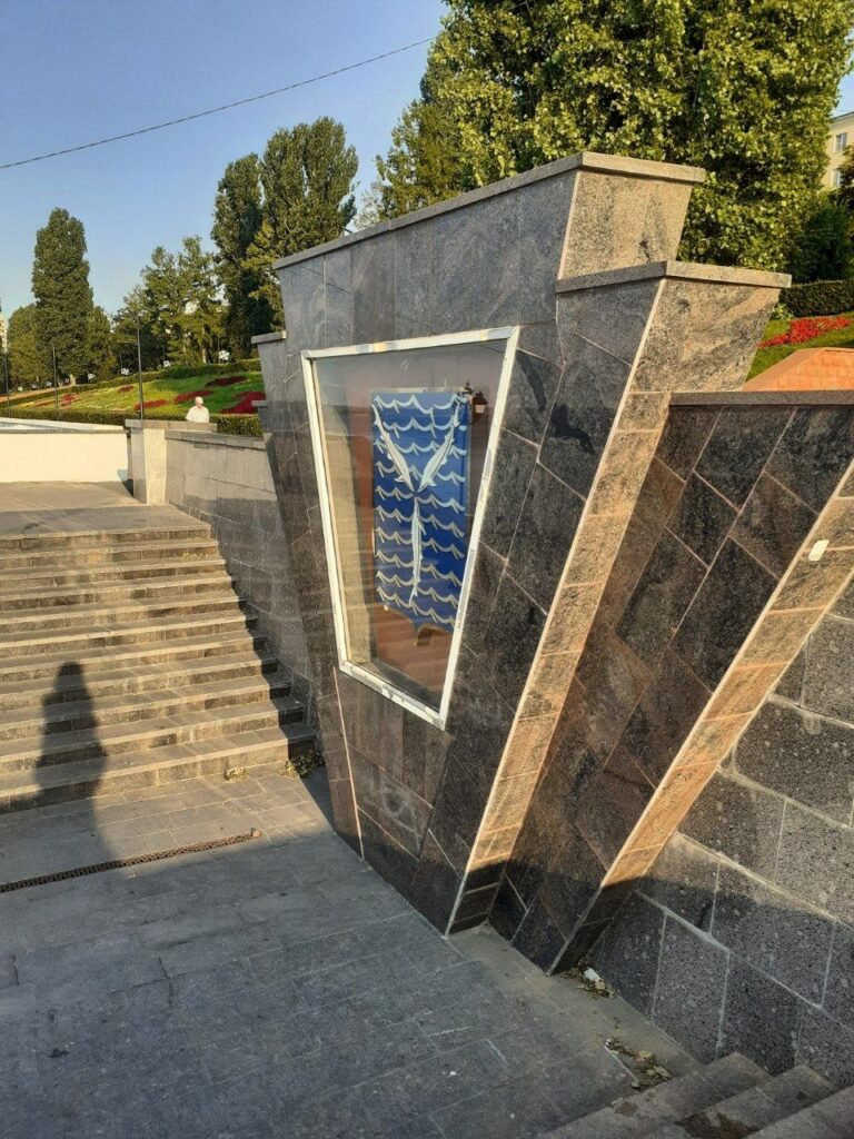 Саратовцы просят обновить герб Саратова на Набережной Космонавтов