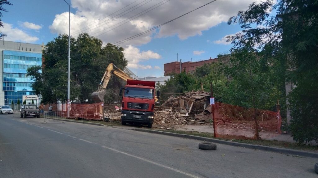 В Саратове снесли старый дом на Мичурина