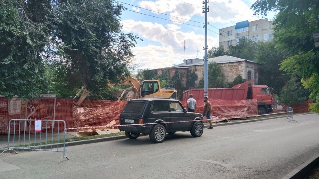 В Саратове снесли старый дом на Мичурина
