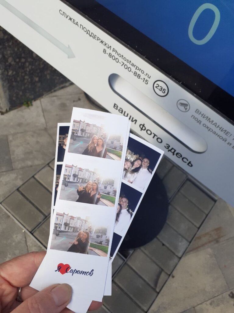 В Саратове на улице Октябрьской появилась фотобудка