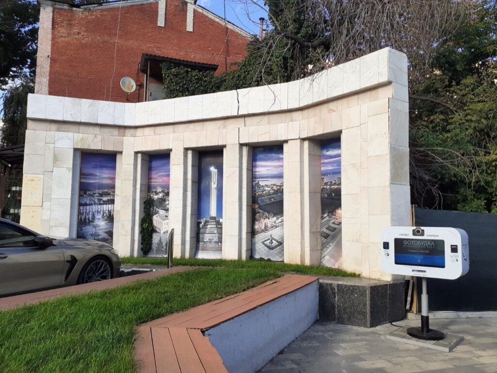 В Саратове на улице Октябрьской появилась фотобудка