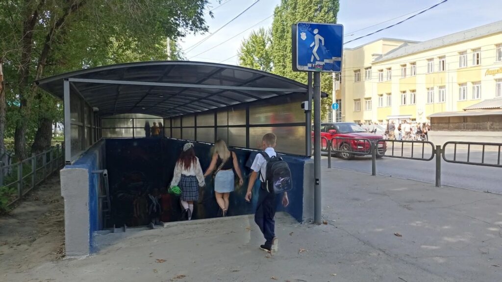 В подземном переходе у саратовского лицея появилась космическая роспись В подземном переходе у саратовского лицея появилась космическая роспись