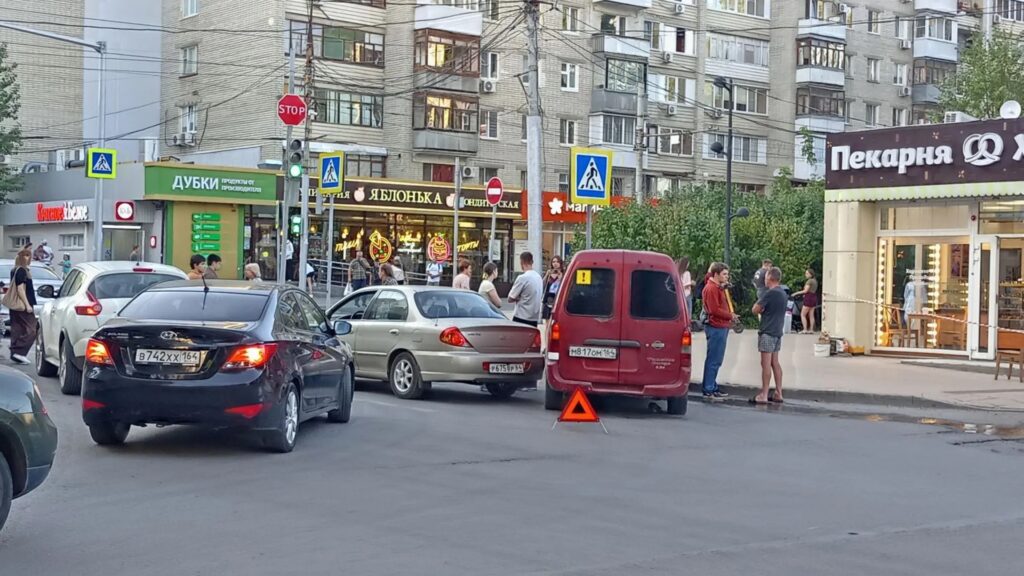 В Саратове новичок на фургоне попал в ДТП