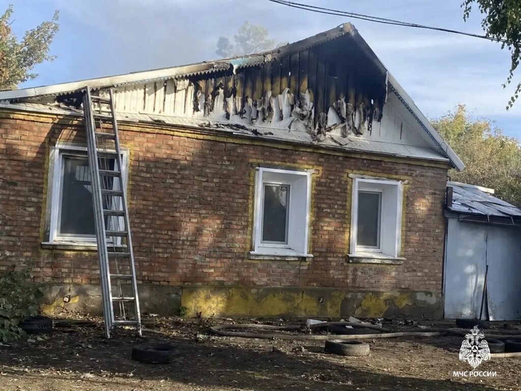 В Саратовской области женщина и ребенок выбрались из горящего дома к соседям