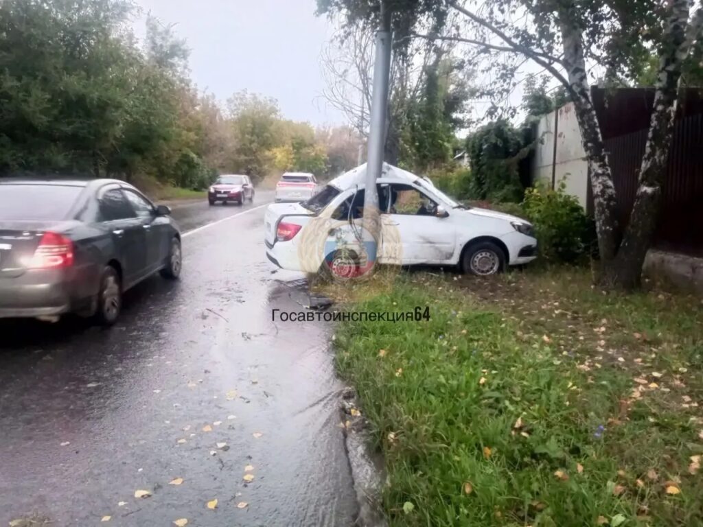 «Гранта» врезалась в столб около Юбилейного в Саратове