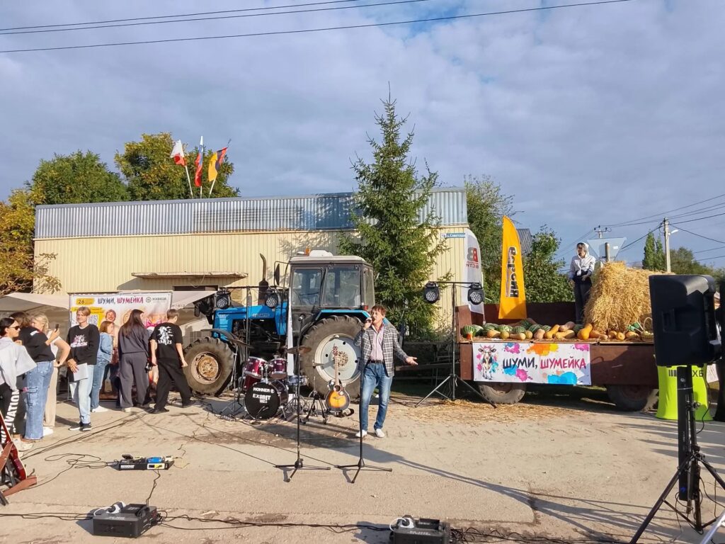 В Шумейке под Энгельсом прошел праздник села: коровы устроили «забастовку» В Шумейке под Энгельсом прошел праздник села: коровы устроили «забастовку»