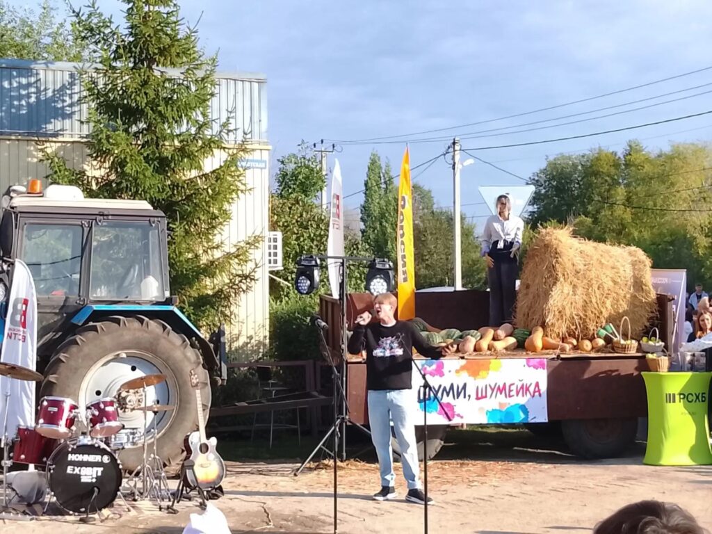В Шумейке под Энгельсом прошел праздник села: коровы устроили «забастовку» В Шумейке под Энгельсом прошел праздник села: коровы устроили «забастовку»