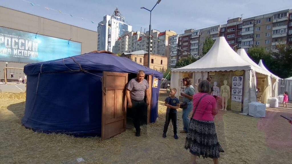 От гаданий до пыток: что скрывают шатры фестиваля «Укек» в Саратове