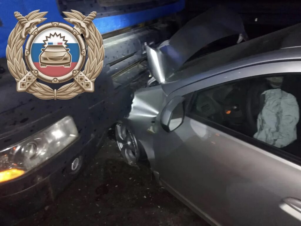 В Энгельсском районе в столкновении КАМАЗа и Chevrolet пострадали трое пассажиров