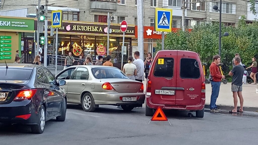 В Саратове новичок на фургоне попал в ДТП В Саратове новичок на фургоне попал в ДТП