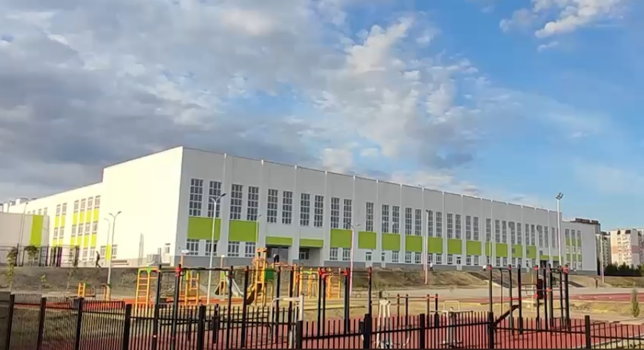 В микрорайоне Солнечный-2 открылась школа на 1500 мест с бассейном и стадионами В микрорайоне Солнечный-2 открылась школа на 1500 мест с бассейном и стадионами