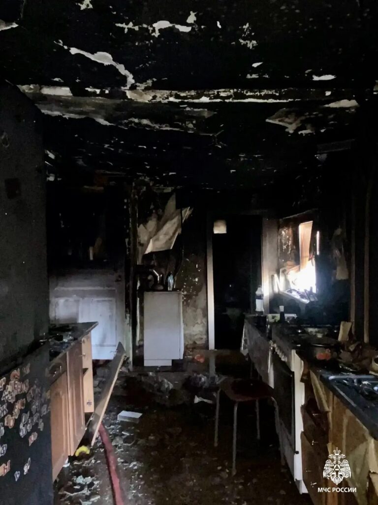 В Саратовской области женщина и ребенок выбрались из горящего дома к соседям