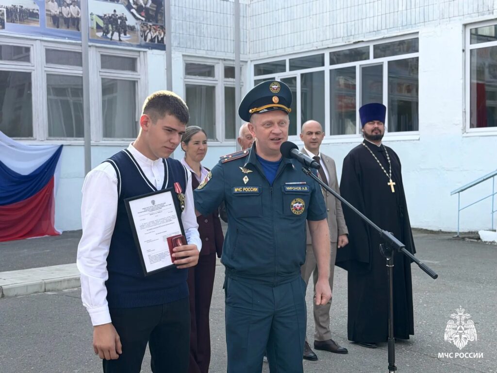 Школьник из Вязовки вынес на руках женщину из горящего дома и получил медаль МЧС Школьник из Вязовки вынес на руках женщину из горящего дома и получил медаль МЧС
