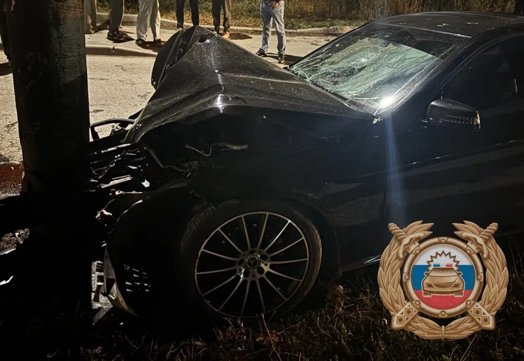 В Заводском районе Саратова Mercedes врезался в опору теплотрассы