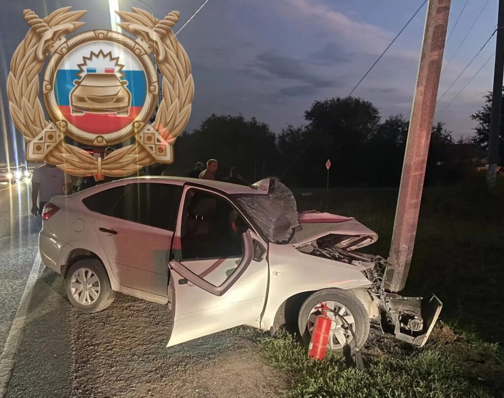 Под Энгельсом «Гранта» въехала в столб Под Энгельсом «Гранта» въехала в столб