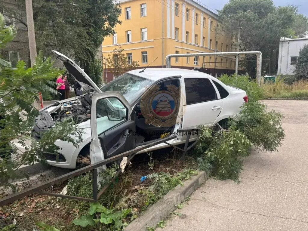 «Гранта» врезалась в ограждение у дороги в Саратове: есть пострадавшие