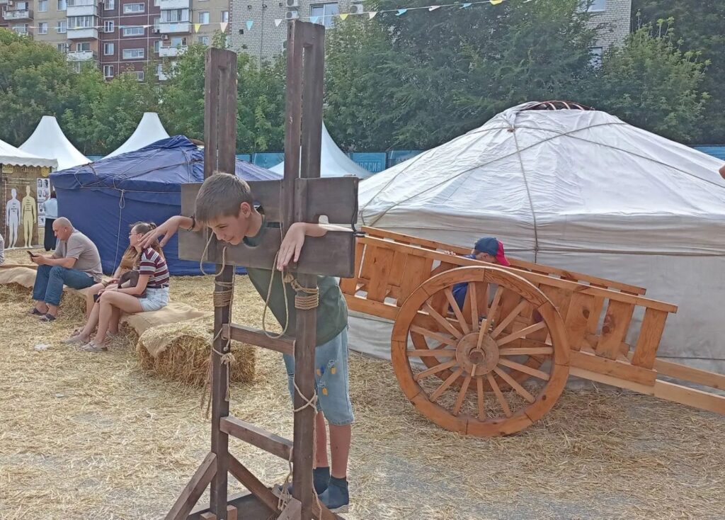 От гаданий до пыток: что скрывают шатры фестиваля «Укек» в Саратове