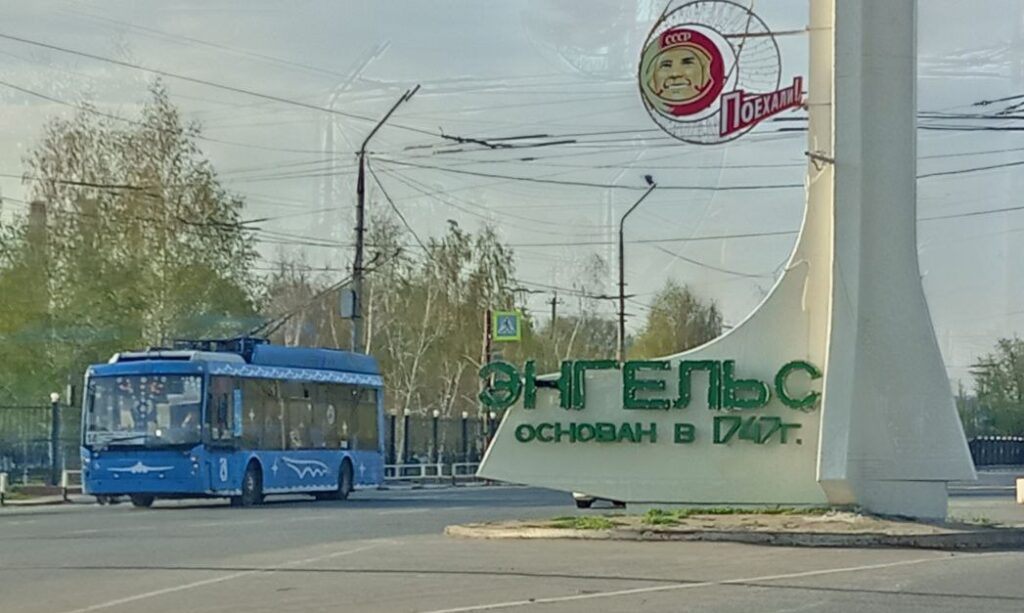 В Энгельсе закупают 30 макетов «школьниц» для снижения скорости на дорогах В Энгельсе закупают 30 макетов «школьниц» для снижения скорости на дорогах