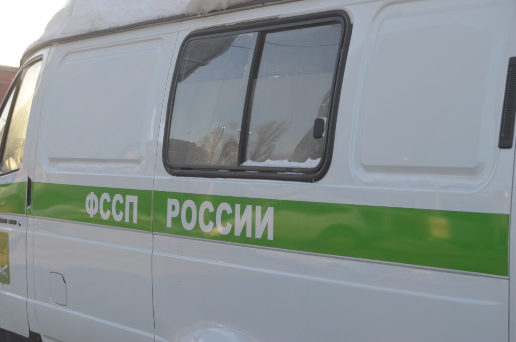 В Саратове пристава обвинили в препятствовании взысканию штрафа с осужденного за взятки