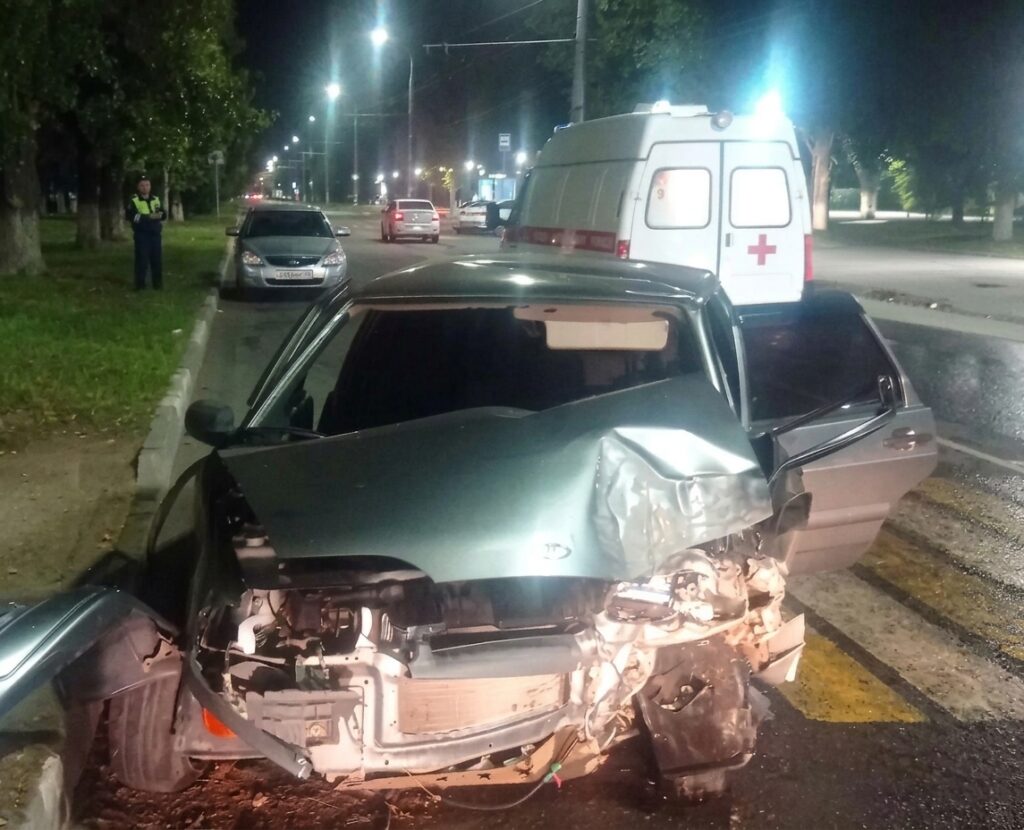 В Балакове 26-летний водитель «четырнадцатой» врезался в дерево В Балакове 26-летний водитель «четырнадцатой» врезался в дерево