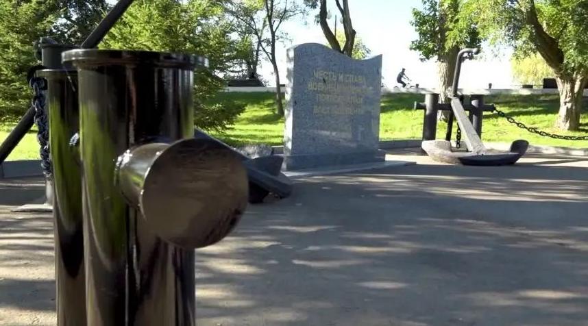 В Энгельсе памятнику морякам добавили настоящий морской характер В Энгельсе памятнику морякам добавили настоящий морской характер