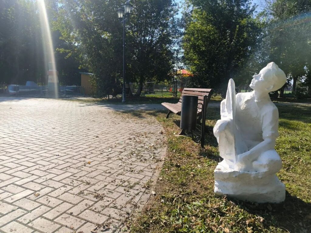 Вернули как в 50-е: в горпарке Петровска обновили легендарные скульптуры Вернули как в 50-е: в горпарке Петровска обновили легендарные скульптуры