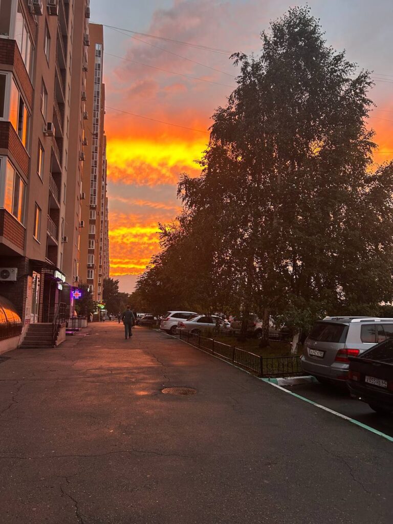 Невероятное небо было в Саратове на закате солнца