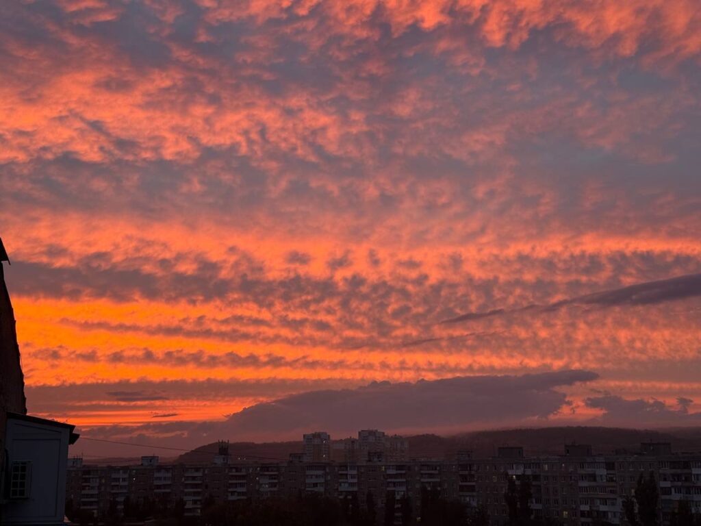Невероятное небо было в Саратове на закате солнца