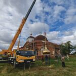 Двухсотлетний храм Всех святых в селе Таволожка был увенчан куполом и крестом