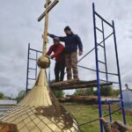 Двухсотлетний храм Всех святых в селе Таволожка был увенчан куполом и крестом
