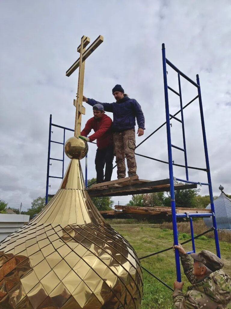 Двухсотлетний храм Всех святых в селе Таволожка был увенчан куполом и крестом