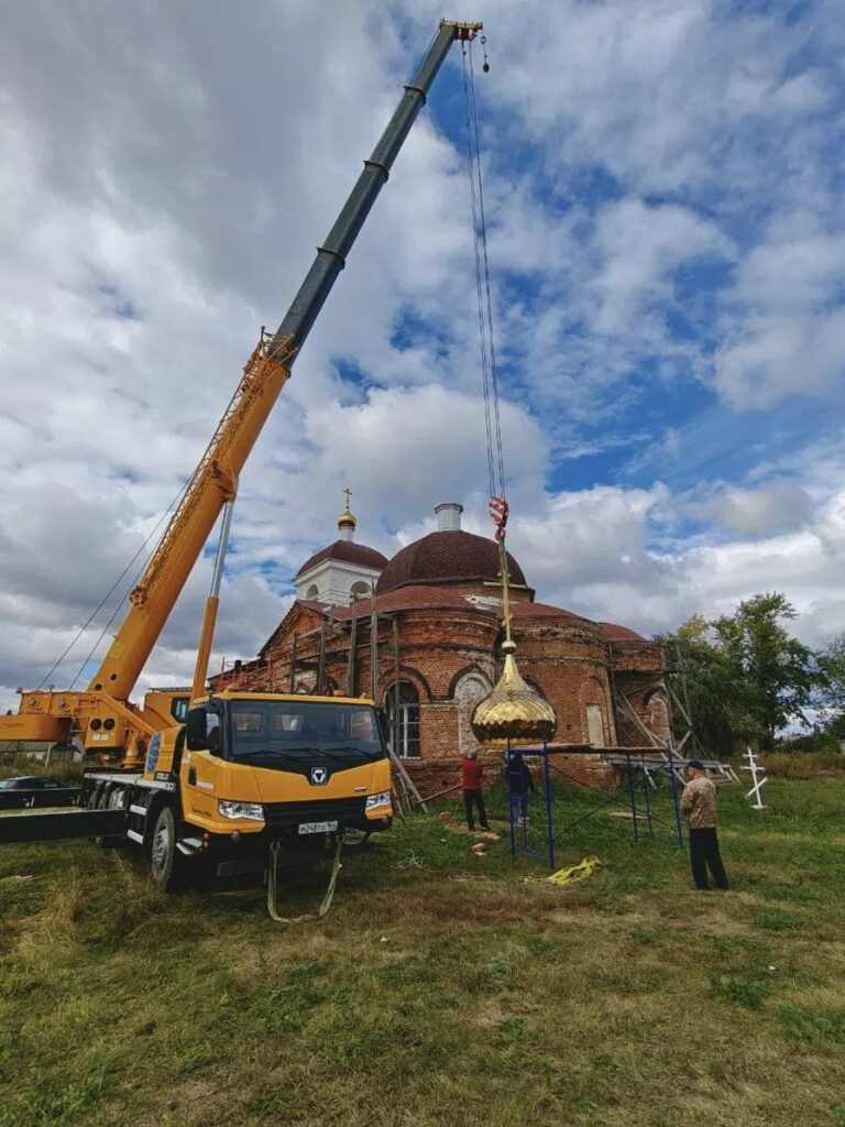 Двухсотлетний храм Всех святых в селе Таволожка был увенчан куполом и крестом