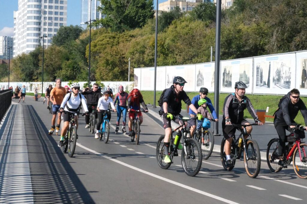 В Саратове на День города прошел велопарад с косплеем и концертом В Саратове на День города прошел велопарад с косплеем и концертом